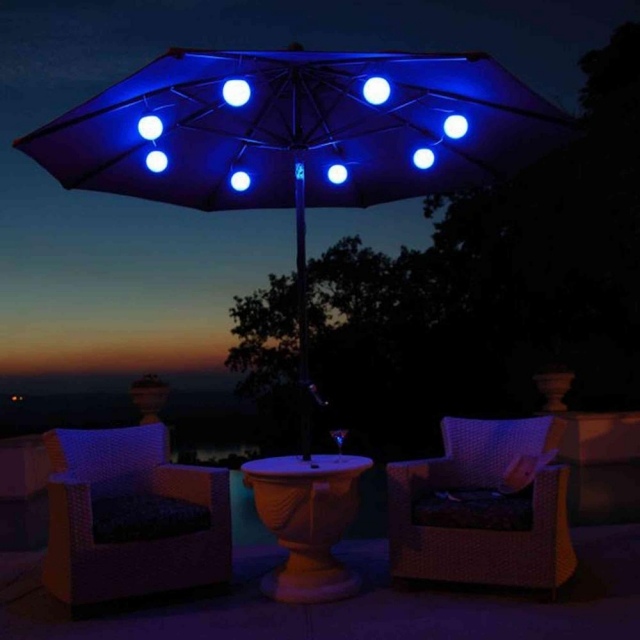 luminaire-extérieur-ampoules-led-bleues-parasol luminaire extérieur