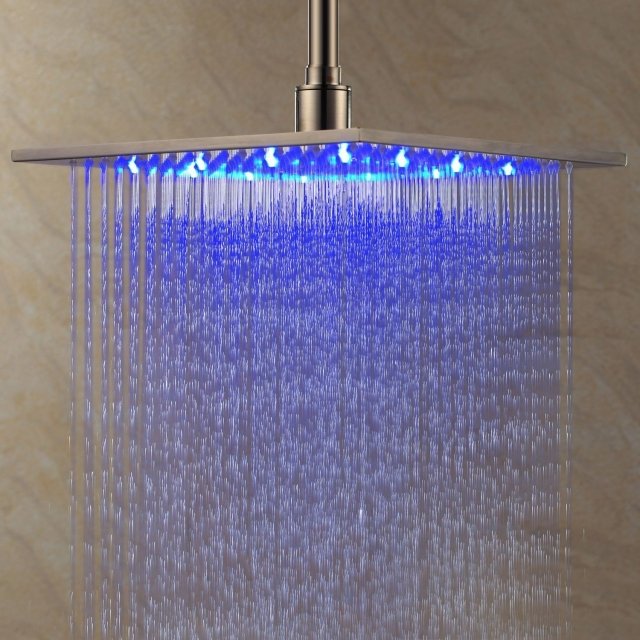 luminaire salle de bains idée-originale-douche-bleue