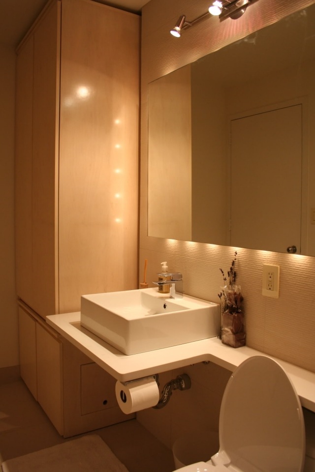 luminaire-salle-de-bains-idée-originale-miroir-rectangulaire-lampes-murales
