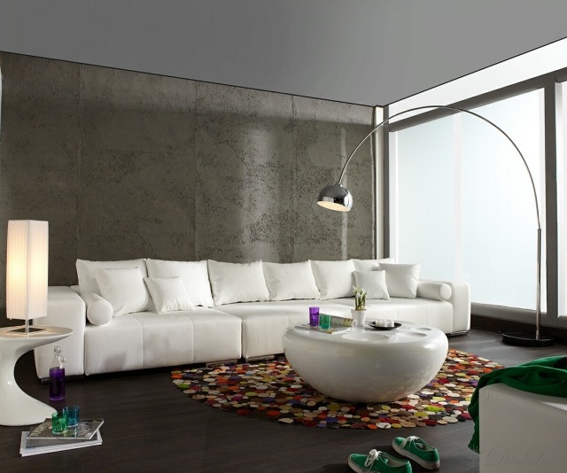 luminaire-salon-lampe-pied-métallique-hauteur-réglable-tapis-bariolé-mobilier-blanc-murs-gris luminaire salon