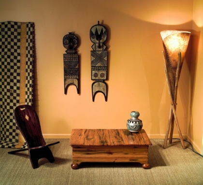 luminaire-salon-lampe-pied-style-africain-bois-table-basse-bois-déco-murale