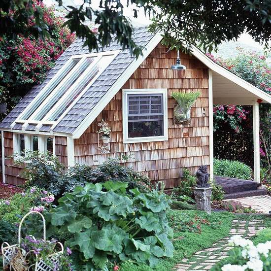 maison de jardin avec panneaux solaires