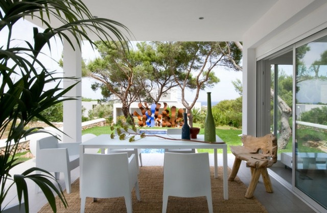 maison de vacances veranda chaise piscine table ombre repas