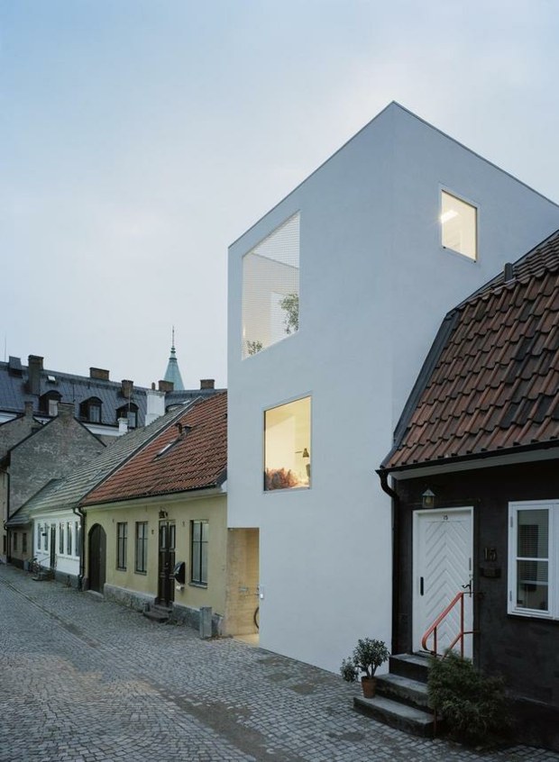 maison de ville contraste avec sa blancheur lignes épurées