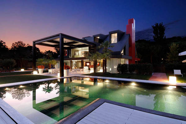 maison et piscine de nuit