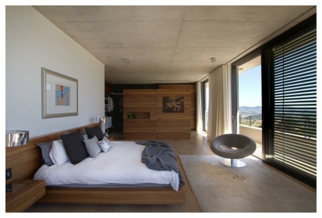 Bel intérieur avec un emploi fort de bois falaise Hillside projet Afrique du Sud