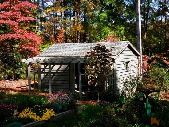 maison jardin bois avec treillis