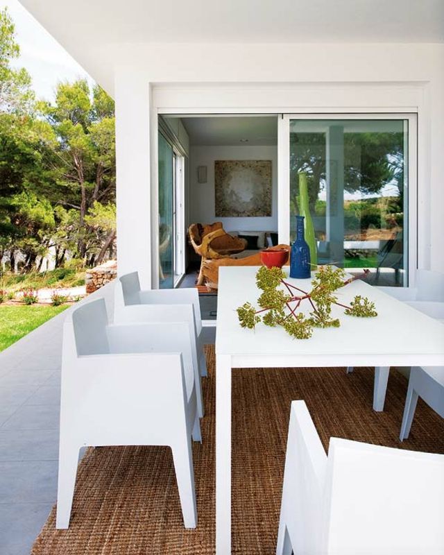 maison mediterranee architecture terrasse veranda couvert table manger arbre jardin