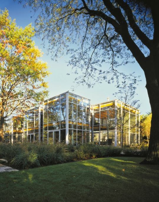 maison moderne architecture verre acier structure jardin