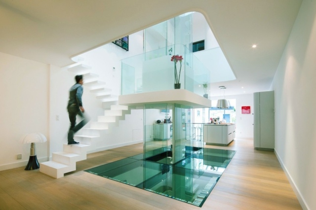 maison moderne blanc design futuriste verre