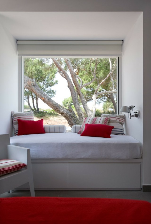 maison moderne contemporaine interieur niche fenetre baie banc canape rouge blanc