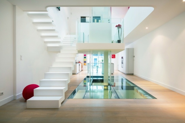maison moderne escalier blanc sous face passerelle