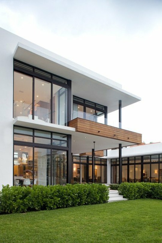 maison moderne vitrage verre gazon haie