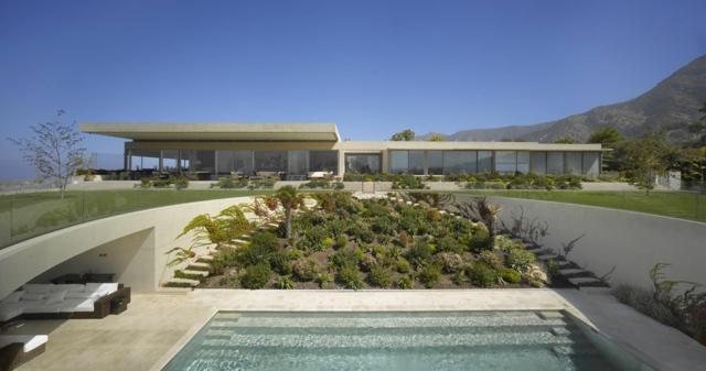 maison ronde patio piscine modernes