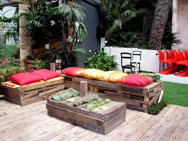 meubles patio bois table plantes coussins
