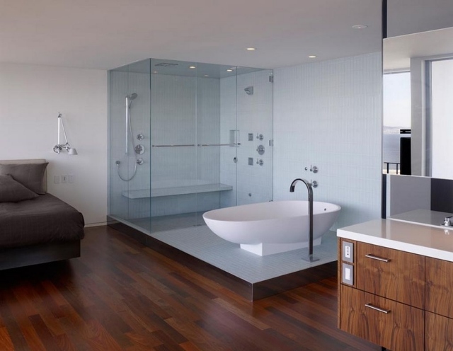 meubles de salle de bains idée-originale-baignoire-ovale-sous-lavabo-parquet