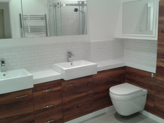 meubles-salle-de-bains-idée-originale-chêne-toilettes