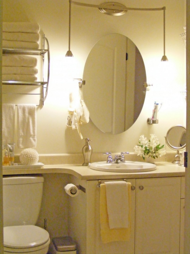 miroir-salle-de-bains-idée-originale-forme-ovale-serviettes-toilettes