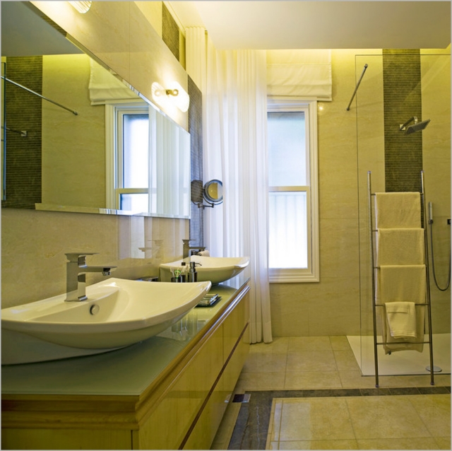 miroir-salle-de-bains-idée-originale-forme-rectangulaire-double-lavabo