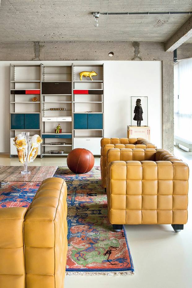 mobilier couleurs chaudes contraste avec plafond béton