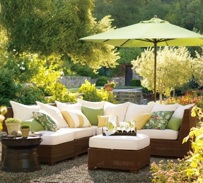 mobilier-jardin-rotin-coussins-blancs-verts-accents-jaunes-parasol-vert-clair