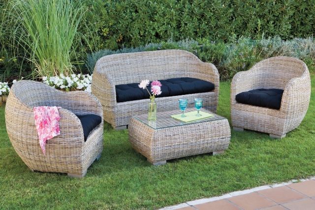 mobilier-jardin-rotin-design-élégant-table-basse-bouquet-fleurs