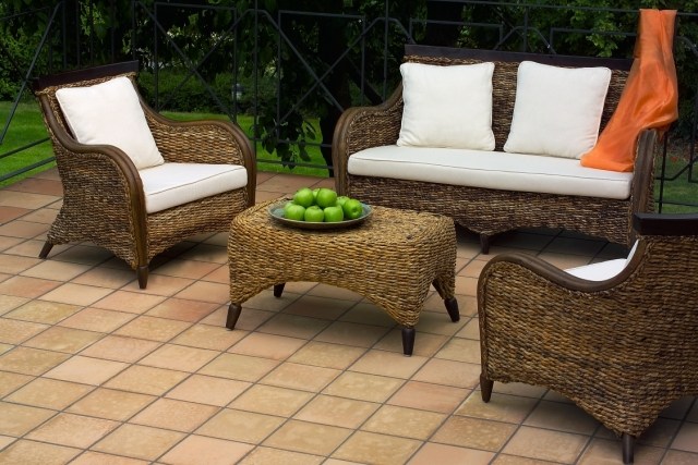 mobilier-jardin-rotin-ensemble-moderne-élégant-coussins-blancs mobilier jardin