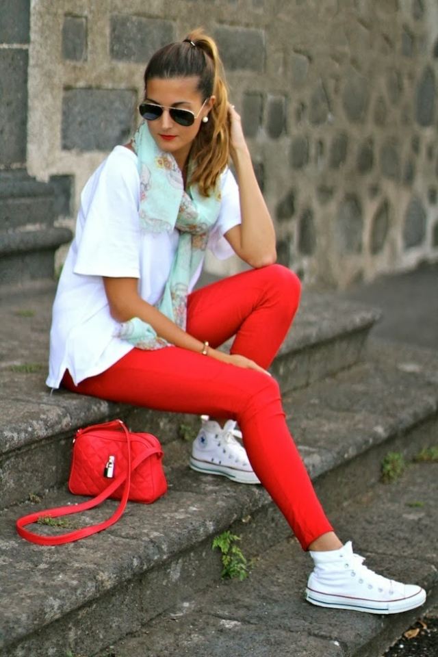 mode-automne-2014-couleur-tendance-rouge-pantalon-slim-cheminse-blanche-sneakers-blancs mode automne 2014