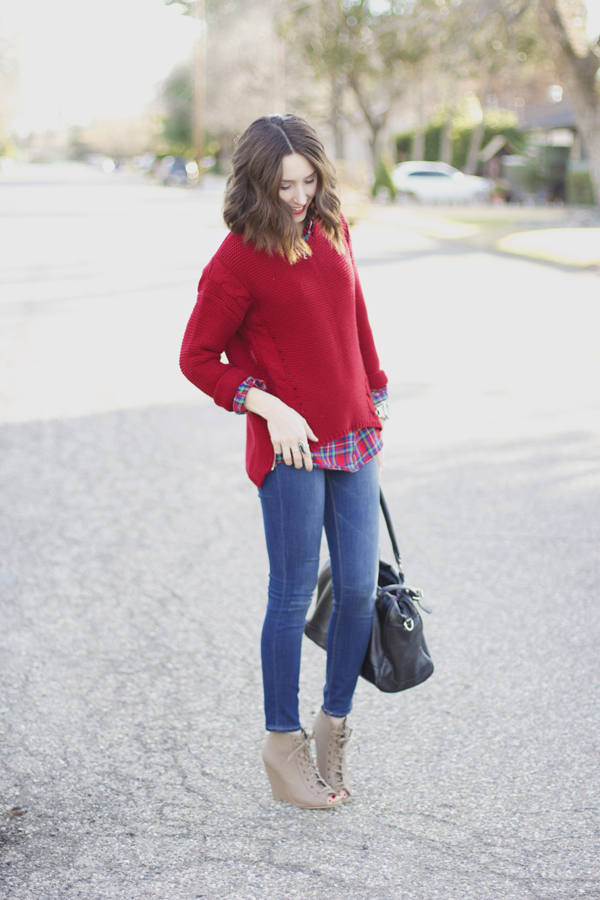 mode-automne-2014-couleur-tendance-rouge-pull-rouge-jean-chemise-carreaux-chaussures-beige mode automne 2014