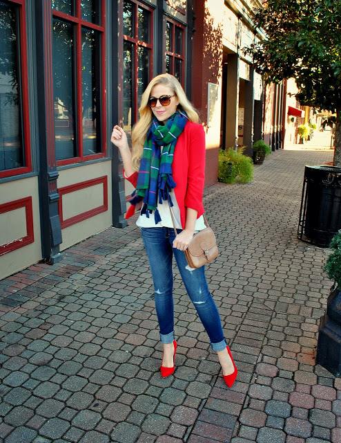mode-automne-2014-couleur-tendance-rouge-veste-chaussures-écharpe-carreaux-vet-bleu-jean mode automne 2014