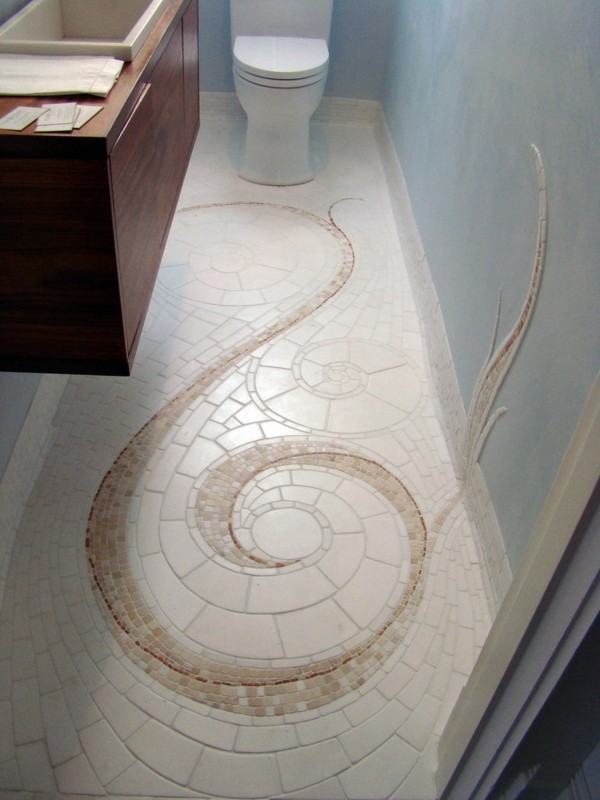 Déco design sol de salle de bains en mosaïque en blanc et beige toilettes