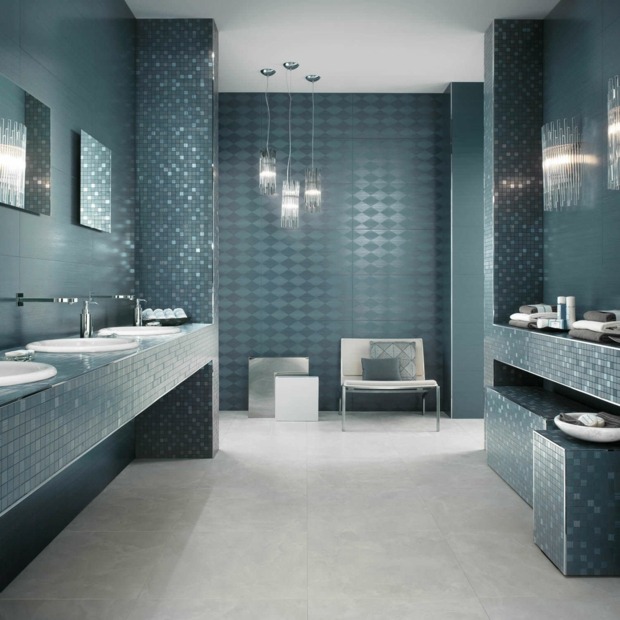mosaïque bleue vaste salle de bain
