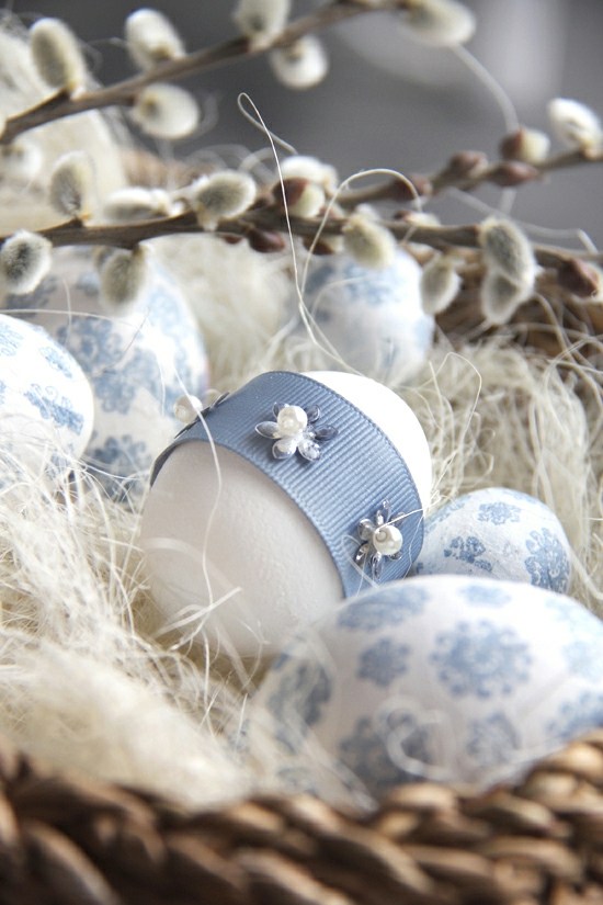 oeufs blancs bleus décoration