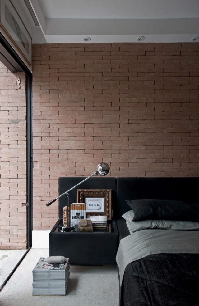 papier-peint-brique-chambre-coucher-style-industriel-3d-literie-gris-clair-noir