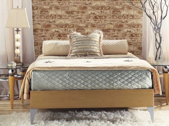 papier-peint-brique-chambre-coucher-vieillie-naturelle-lampe-coussins-décoratifs-beige-tapis-shaggy-blanc