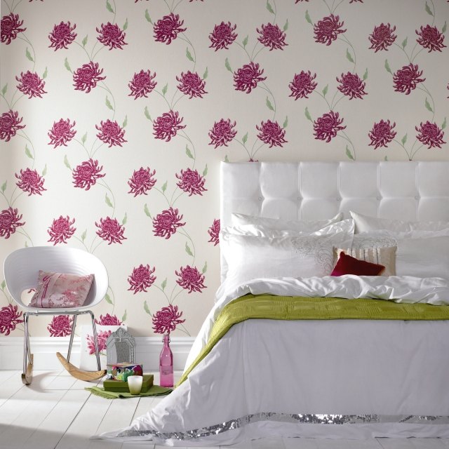papier-peint-chambre-adulte-idée-originale-motifs-floraux-grand-lit-couleur-blanche