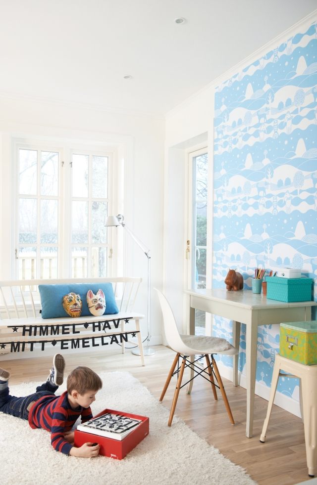 papier-peint-enfant-bleu-pâle-motifs-blancs-tapis-blanc papier peint enfant 
