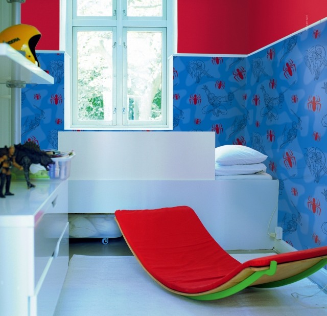 papier-peint-enfant-rouge-bleu-motifs-araignées-rouges-mobilier-rouge papier peint enfant 