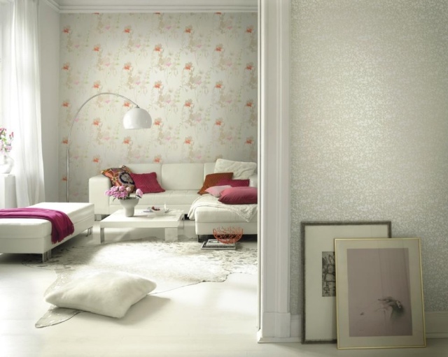 papier-peint-intissé-blanc-beige-clair-motifs-floraux-fins-canapé-blanc-coussins-blancs-rose-lampe-poser