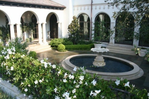 patio arcade peristyle fleur blanche fontaine