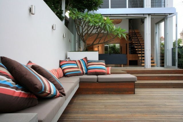 patio design plate-forme bois sièges intégrés