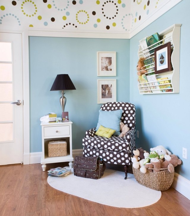 peinture-chambre-bébé-couleurs-pastel-bleu-layette-fauteuil-marron-foncé-pois-blancs