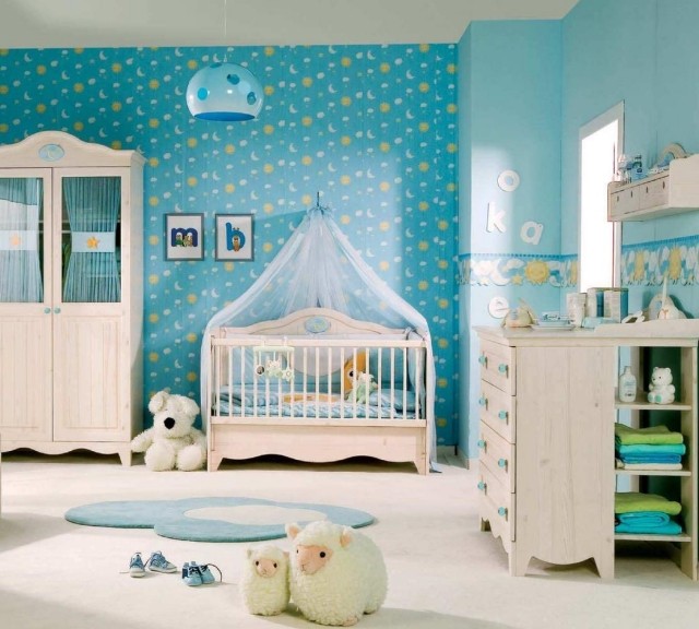 peinture-chambre-bébé-couleurs-pastel-bleu-layette-papier-peint-bleu-motifs-soleils-lunes peinture chambre bébé