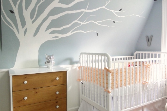 peinture-chambre-bébé-couleurs-pastel-bleu-layette-sticker-mural-arbre-blanc peinture chambre bébé