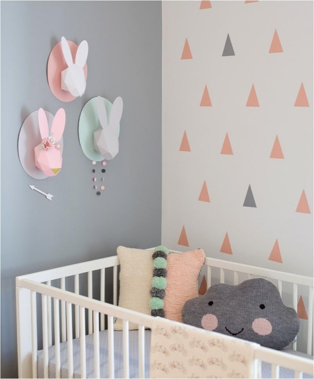 peinture-chambre-bébé-couleurs-pastel-bleulayette-motifs-triangles-rose-bleu-lapins-papier-décoratifs peinture chambre bébé