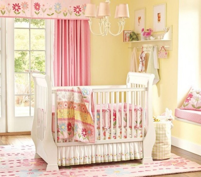 peinture-chambre-bébé-couleurs-pastel-jaune-clair-rideaux-rose peinture chambre bébé