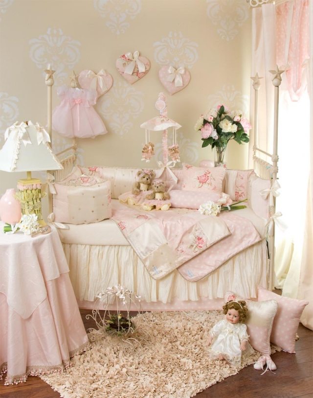 peinture-chambre-bébé-couleurs-pastel-jaune-pâle-literie-rose-layette peinture chambre bébé