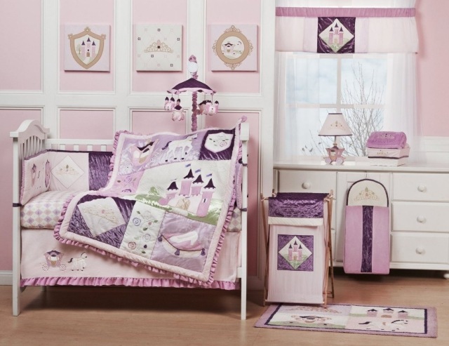 peinture-chambre-bébé-couleurs-pastel-rose-layette-accents-lavande-blanc peinture chambre bébé