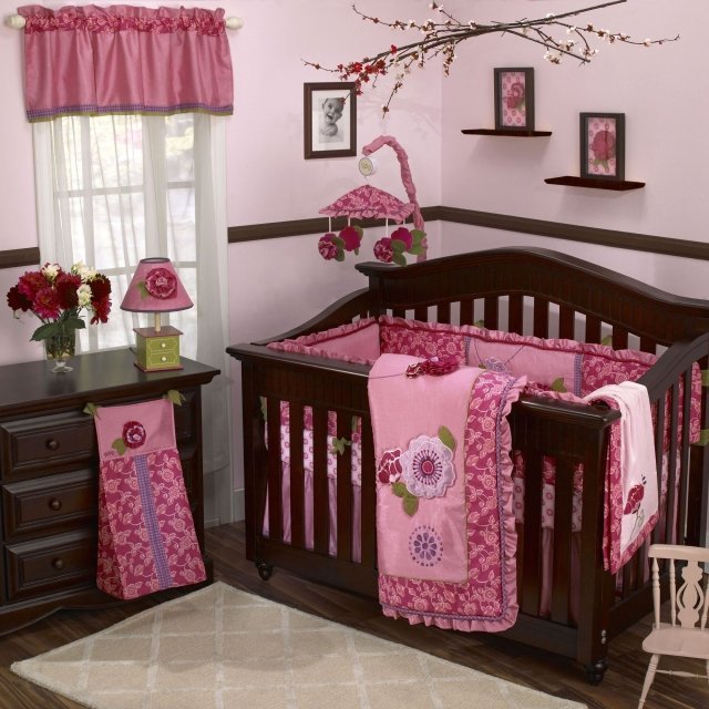 peinture-chambre-bébé-couleurs-pastel-rose-layette-mobilier-bois-sombre-accents-rose peinture chambre bébé