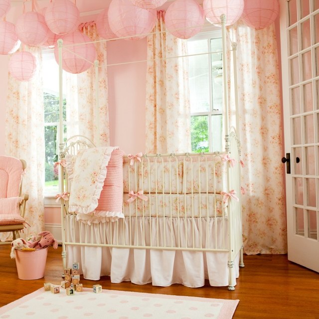 peinture-chambre-bébé-couleurs-pastel-rose-layette-pompons-roses-rideaux peinture chambre bébé